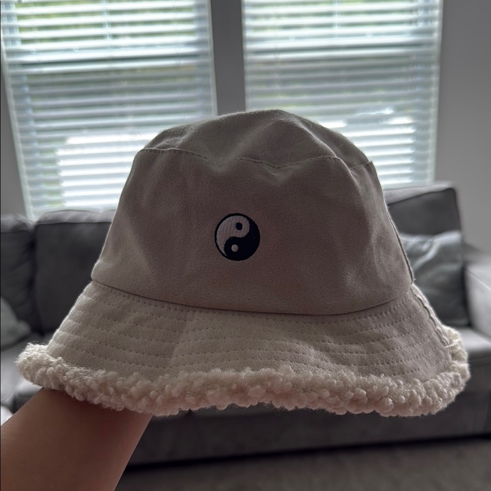Yin Yang Embroidered Bucket Hat - Cream
